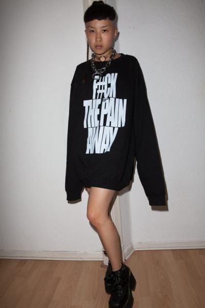 Schwarzer Oversized Sweater mit F#CK THE PAIN AWAY Print auf der Vorderseite